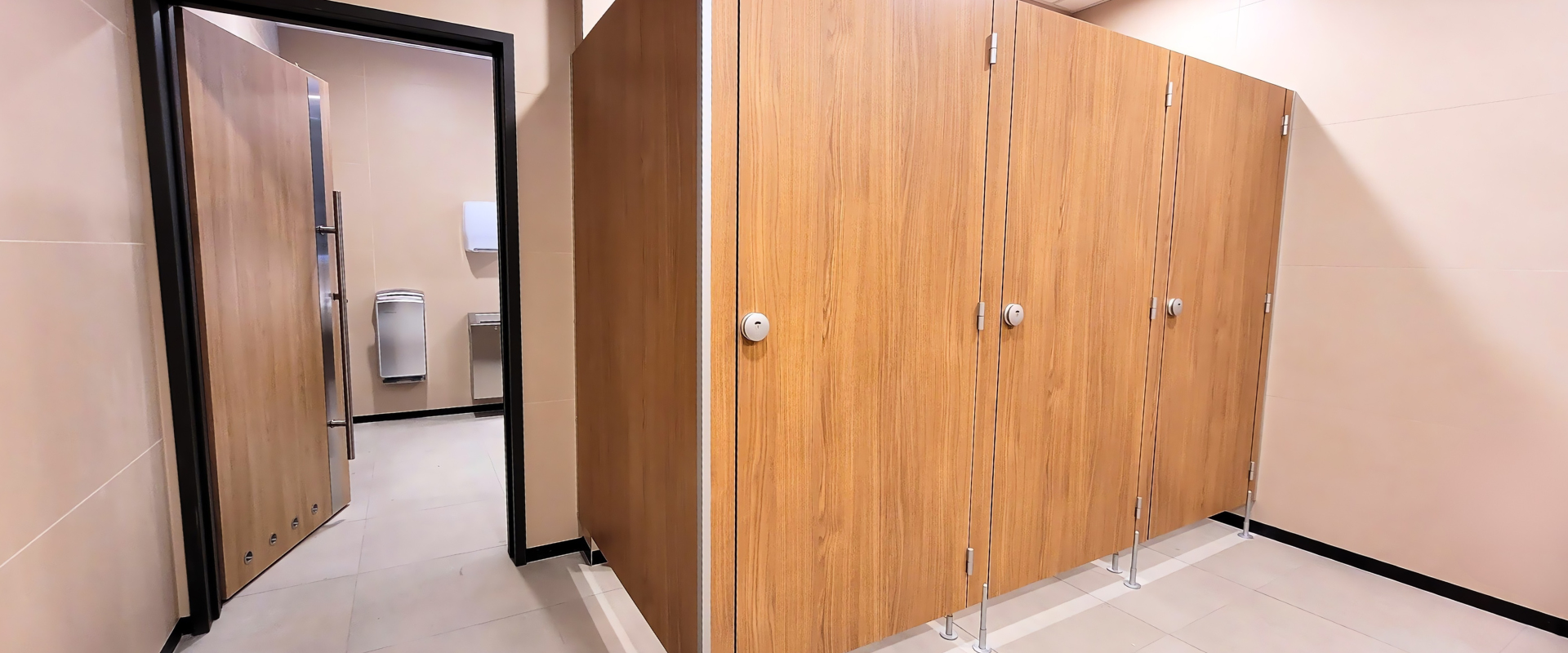 Kabiny sanitarne HPL w biurach – higiena i bezpieczeństwo w estetycznym wydaniu - baner